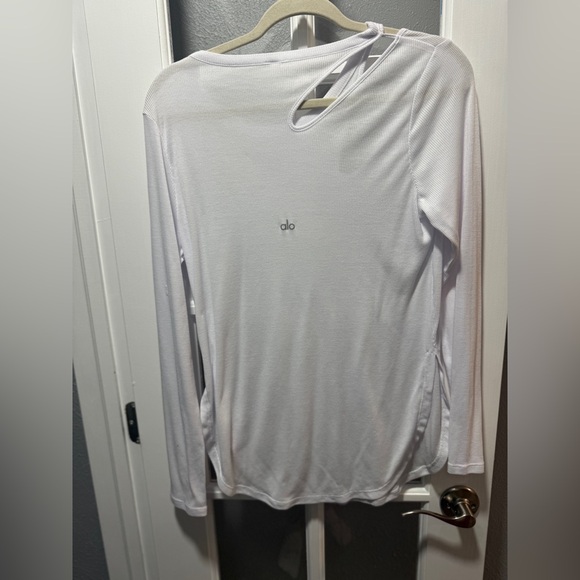Alo Peak Cutout Long Sleeve T-Shirt in White - Picture 8 of 9